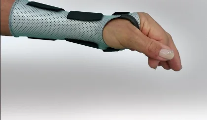 Orthèse de main thermoformée moulée sur mesure (poignet et pouce)